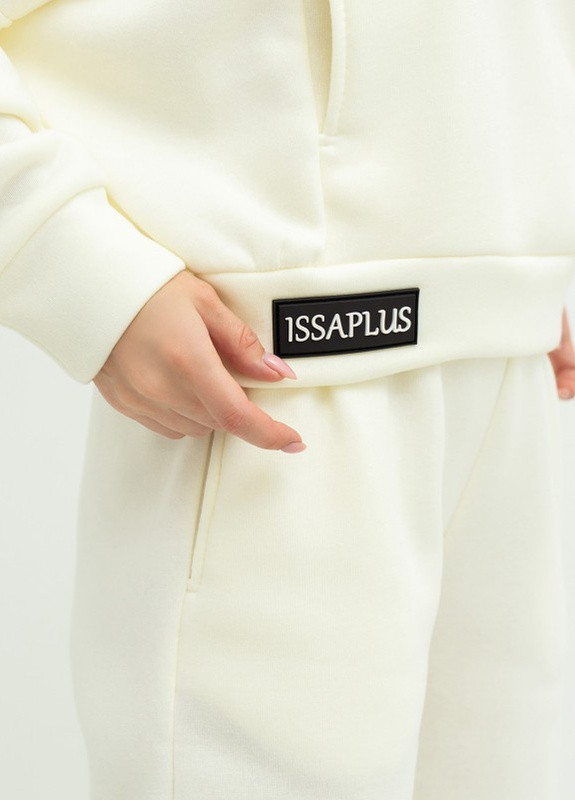 Молочный теплый костюм с нашивкой ISSA PLUS (259569257)