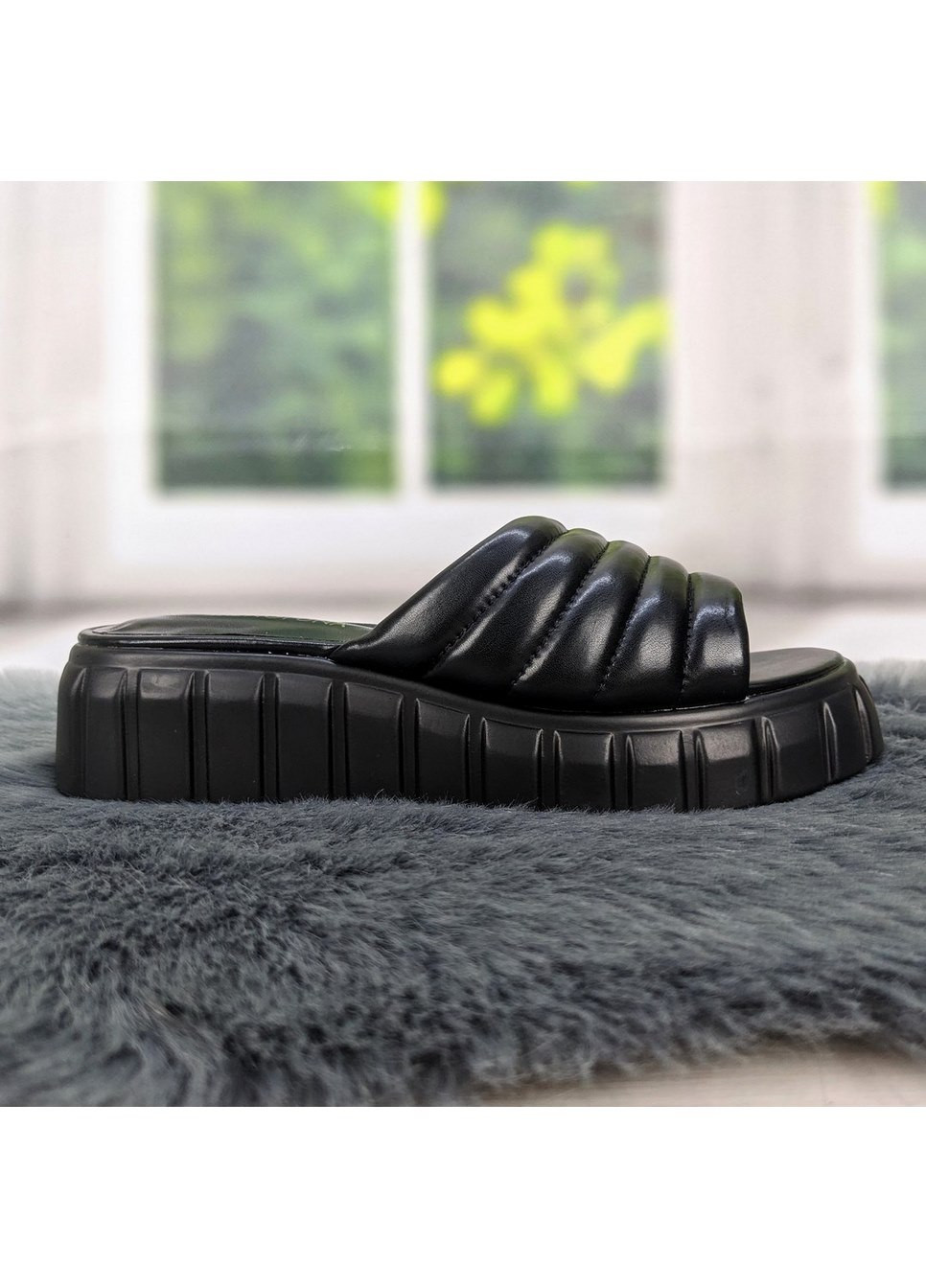 Черные шлепанцы женские эко-кожа на объемной подошве Mengfuna