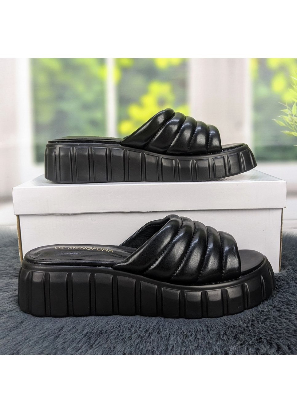 Черные шлепанцы женские эко-кожа на объемной подошве Mengfuna