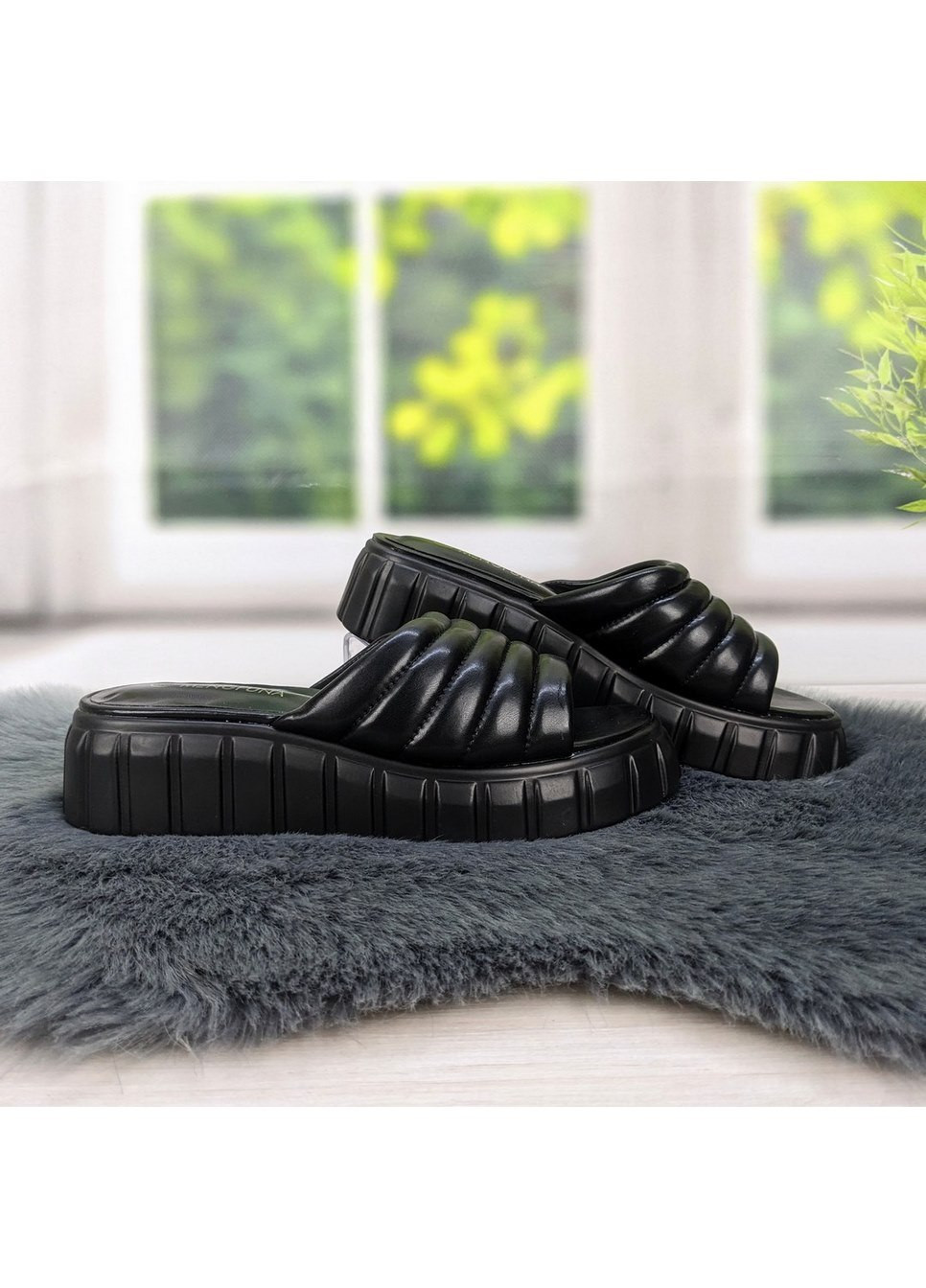 Черные шлепанцы женские эко-кожа на объемной подошве Mengfuna