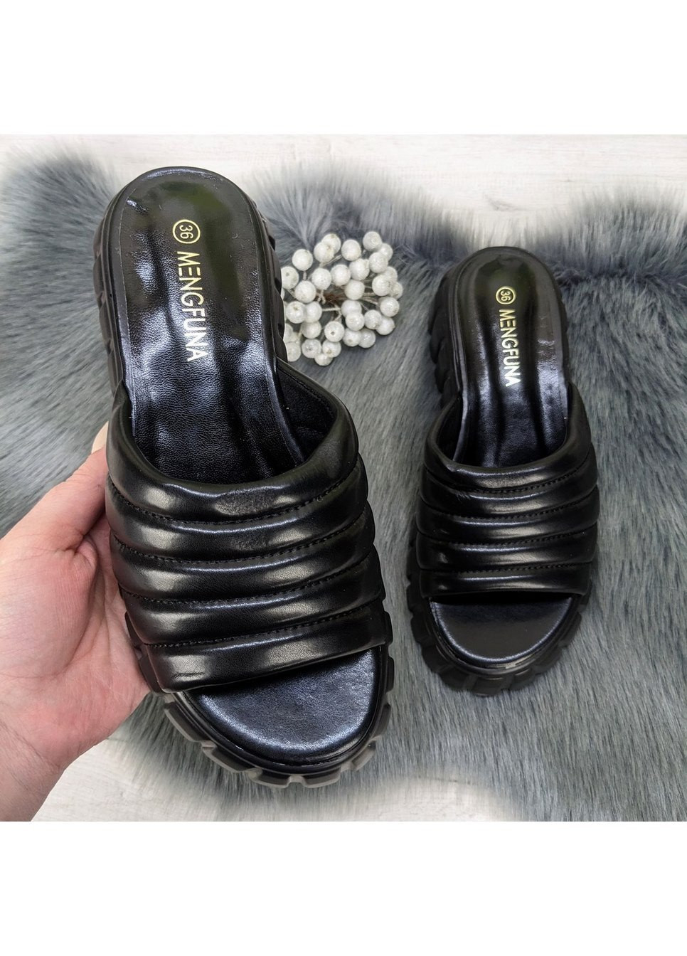 Черные шлепанцы женские эко-кожа на объемной подошве Mengfuna