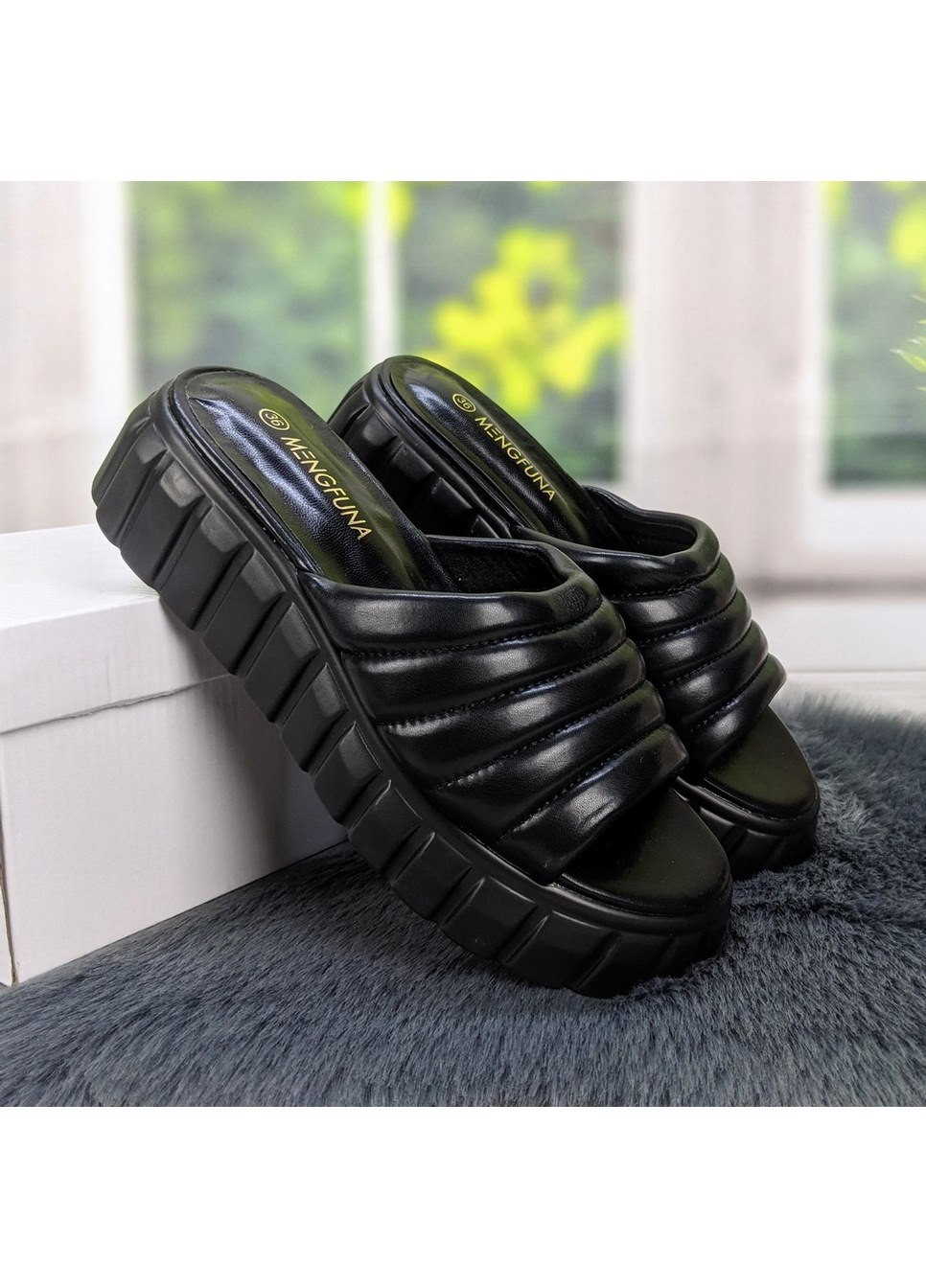Черные шлепанцы женские эко-кожа на объемной подошве Mengfuna
