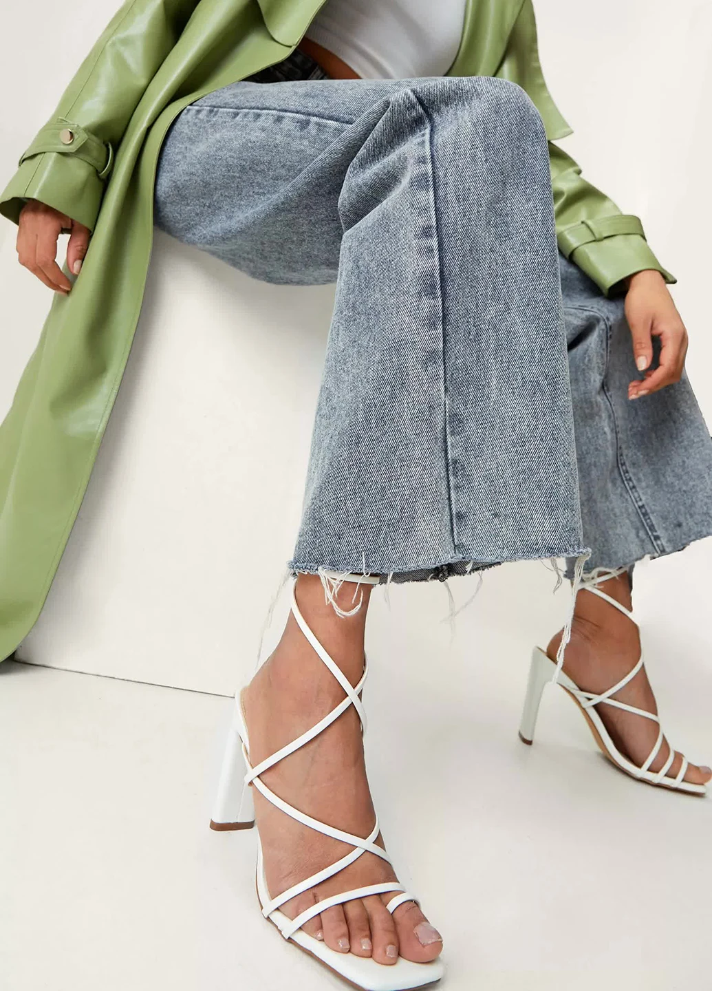 Белые боссоножки из эко кожи со шнуровкой Nasty Gal