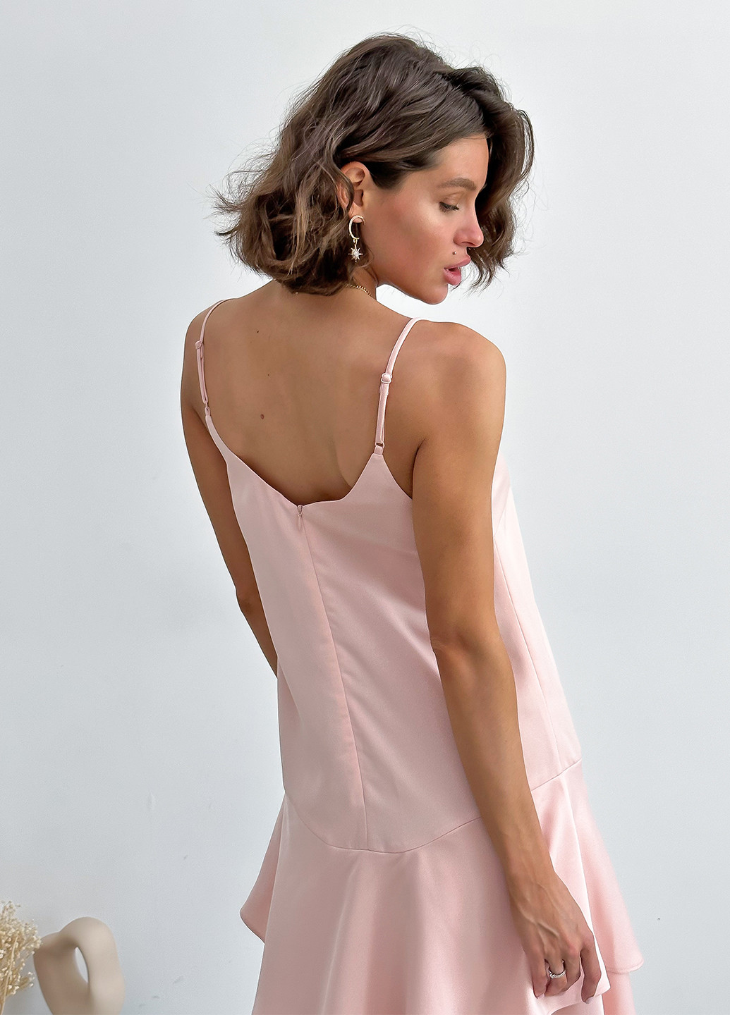 Пудровое вечернее женское атласное миди платье the label клеш, с открытой спиной, а-силуэт, с открытыми плечами Keepsake однотонное