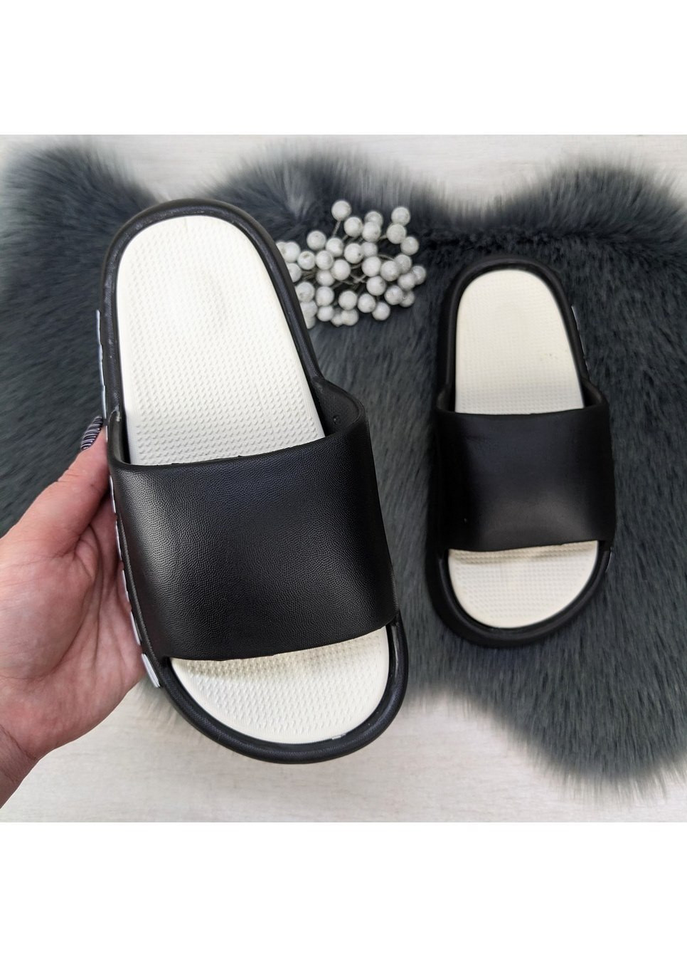 Черно-белые шлепанцы женские сланцы пенковые Lion