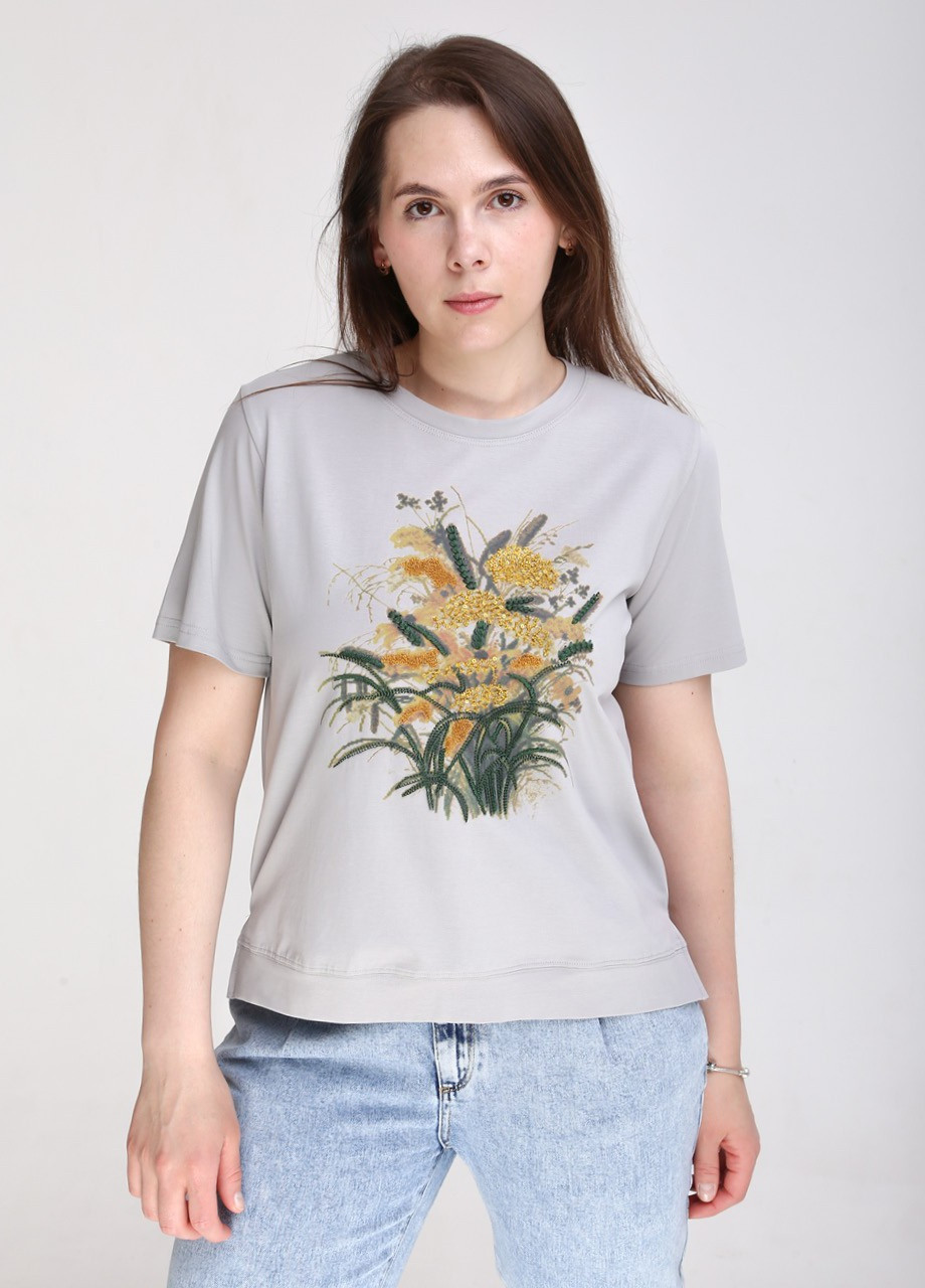 Серая всесезон футболка женская серая прямая с цветами с коротким рукавом JEANSclub Прямая