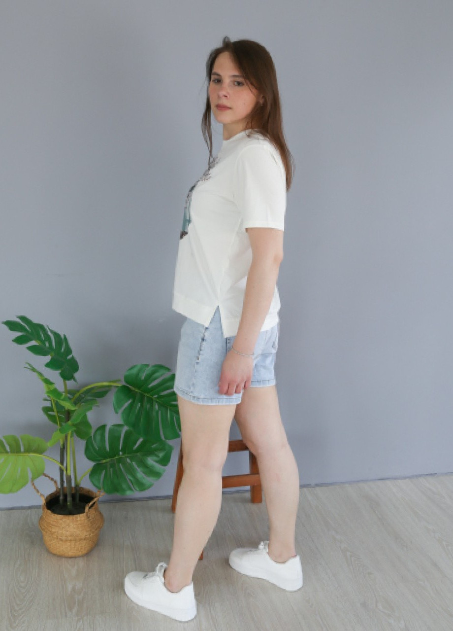 Молочная всесезон футболка женская молочная прямая с разрезами и принтом с коротким рукавом JEANSclub Прямая