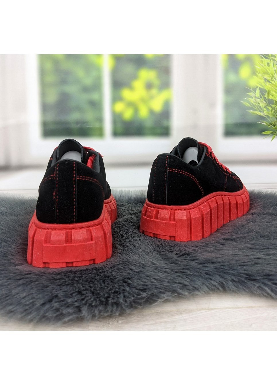 Черные демисезонные кроссовки женские черные на красной подошве замшевые Horoso