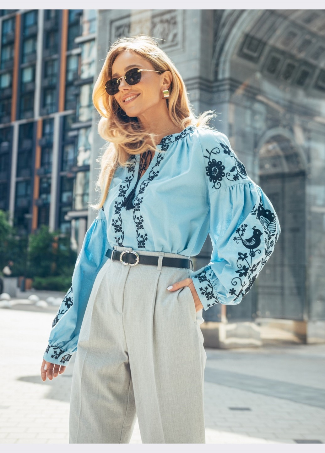 Голубая голубая блузка свободного кроя с контрастной вышивкой Dressa