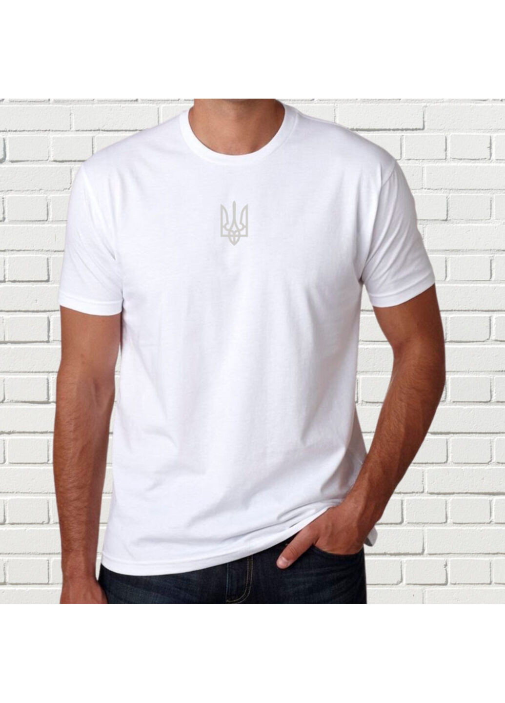 Белая футболка с вышивкой белого трезубца мужская белый s No Brand