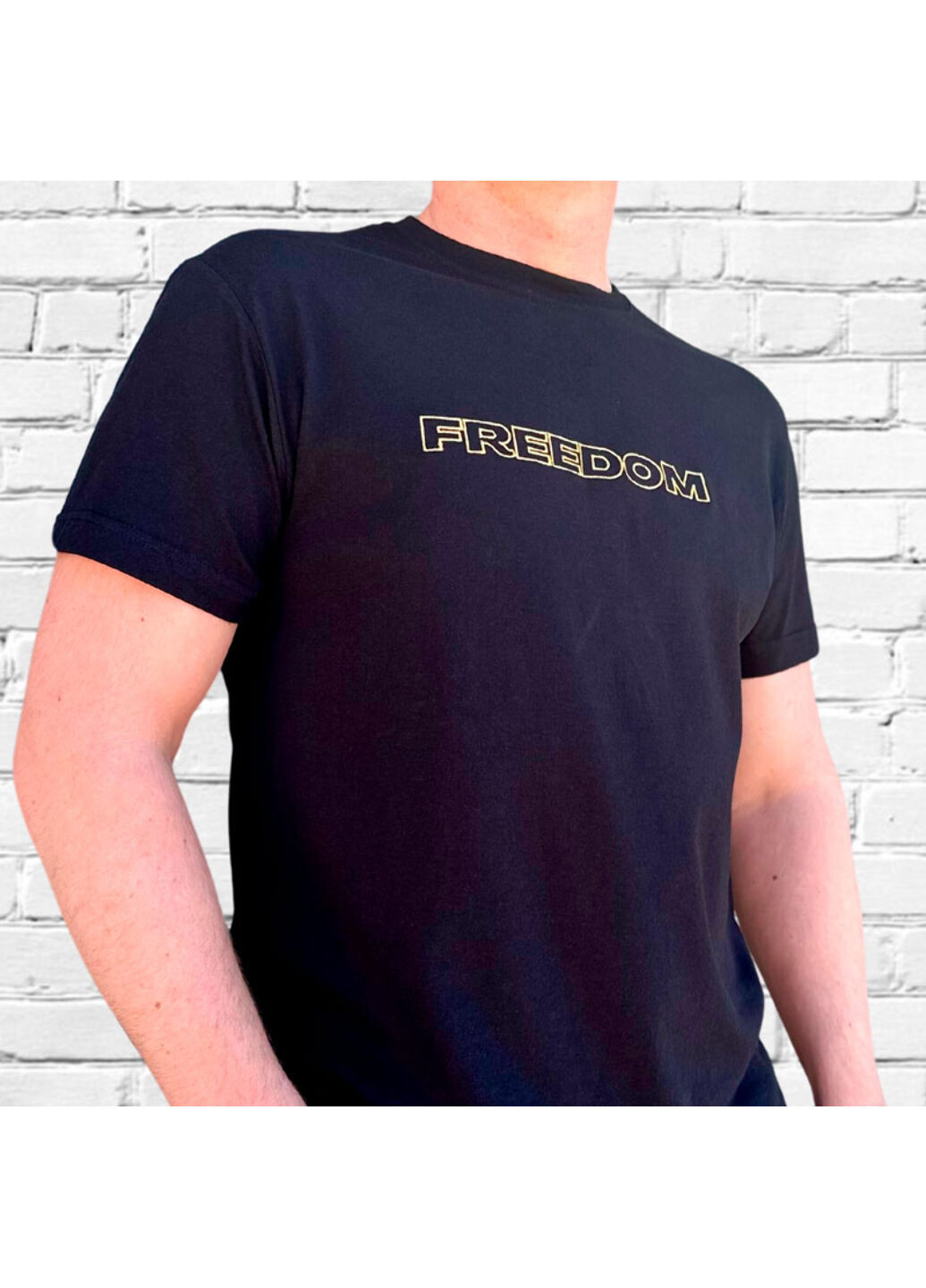 Черная футболка з вишивкою золотим freedom мужская черный m No Brand