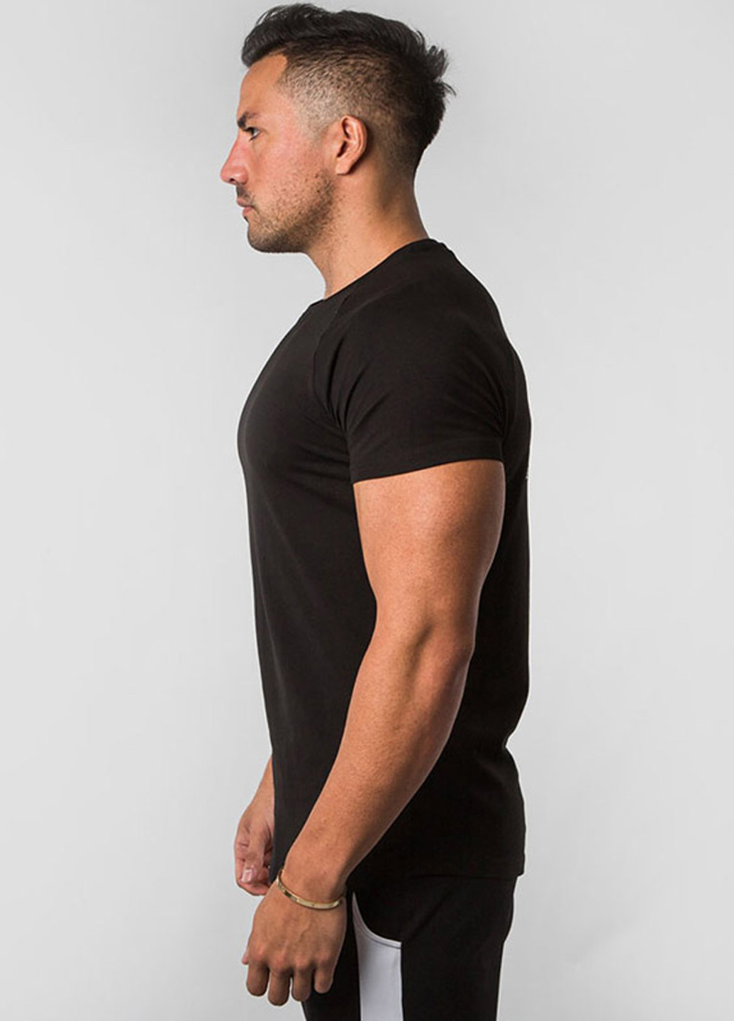 Черная брендовая футболка с коротким рукавом Alpha