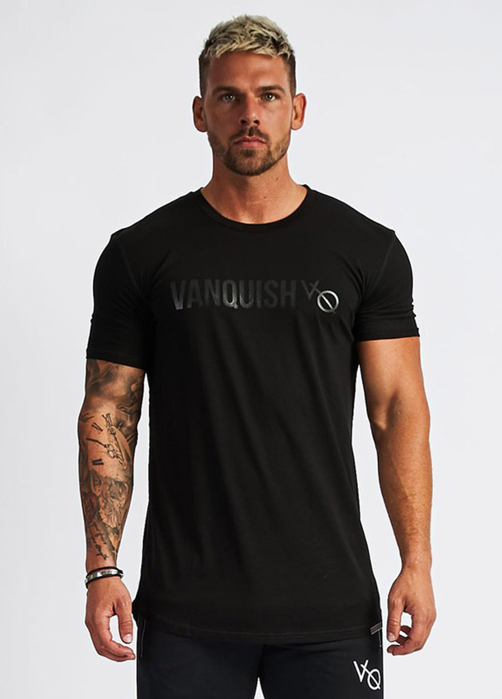 Чорна фірмова чорна футболка з коротким рукавом VQH