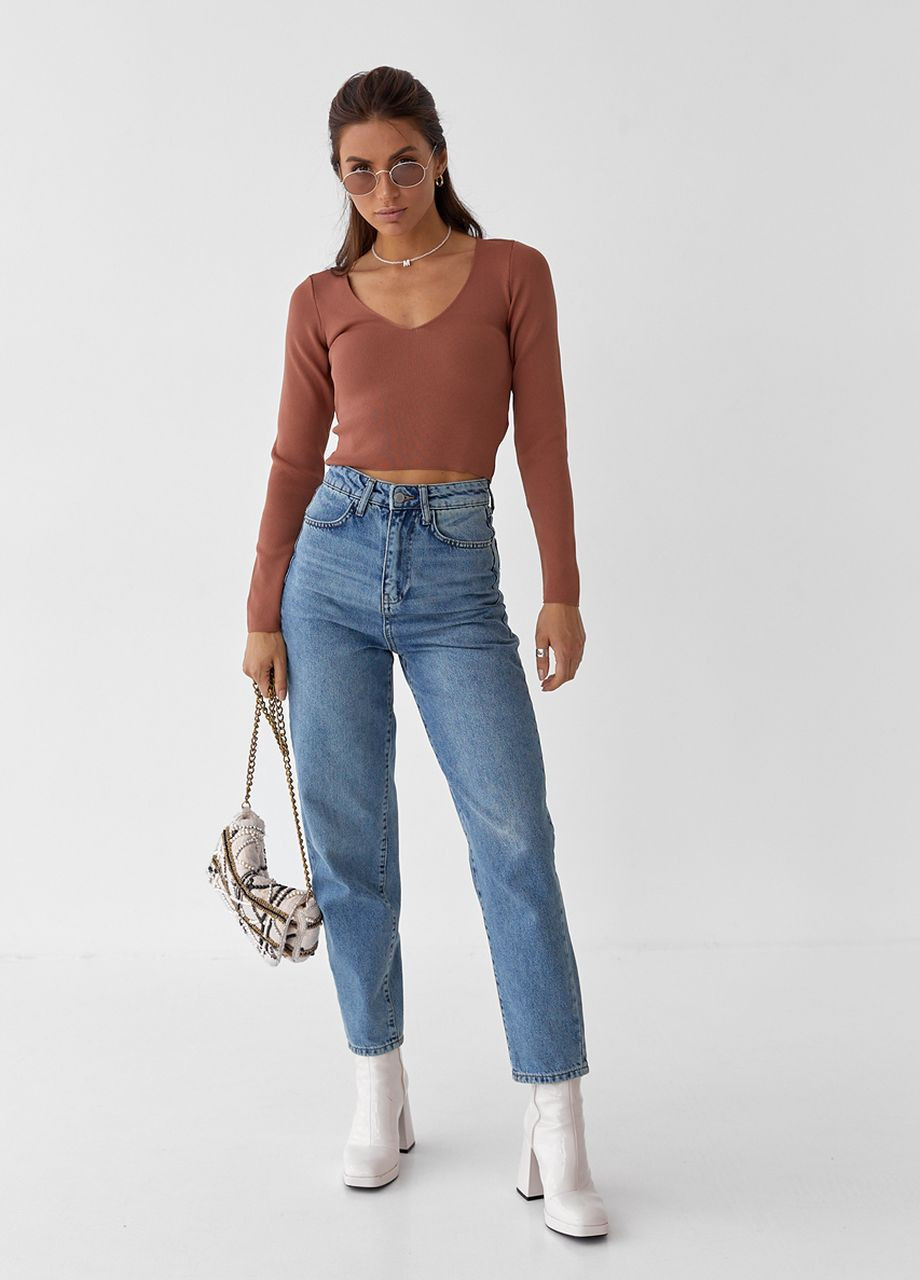 Коричневий короткий лонгслів з v-подібним вирізом коричневий колір Hot Fashion