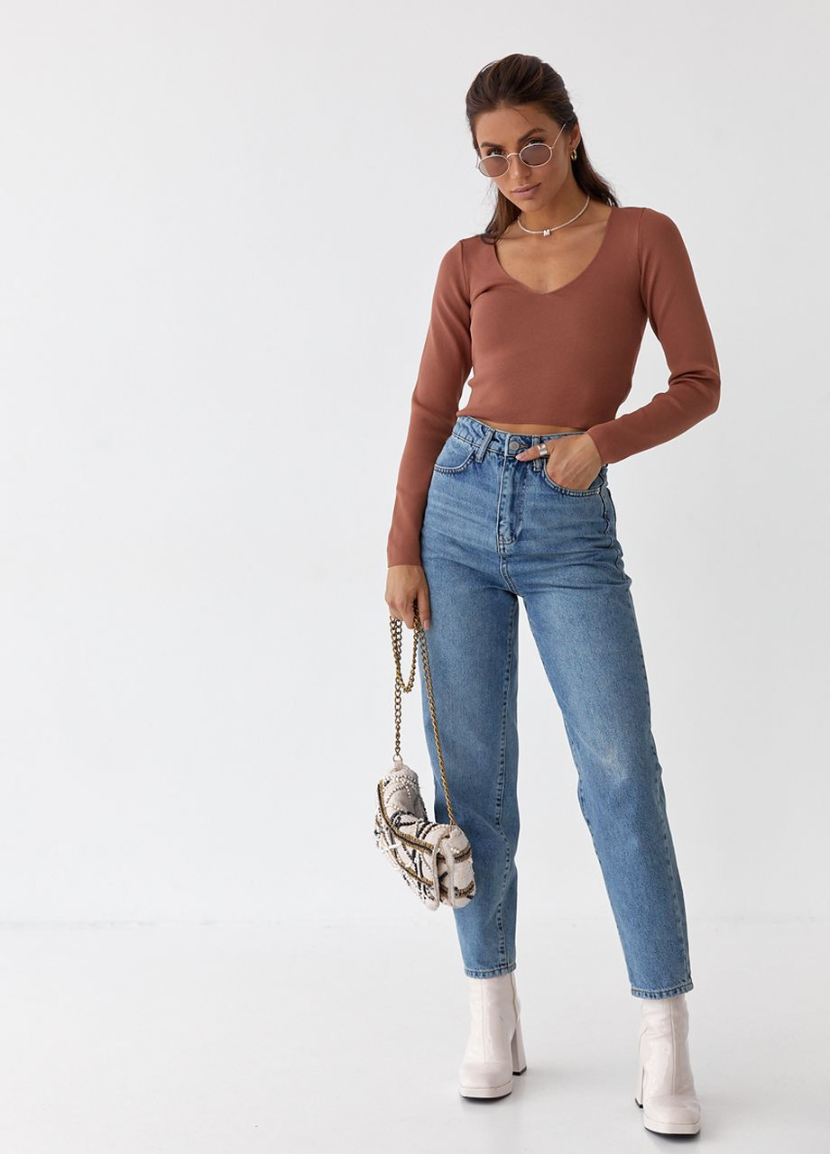 Коричневий короткий лонгслів з v-подібним вирізом коричневий колір Hot Fashion