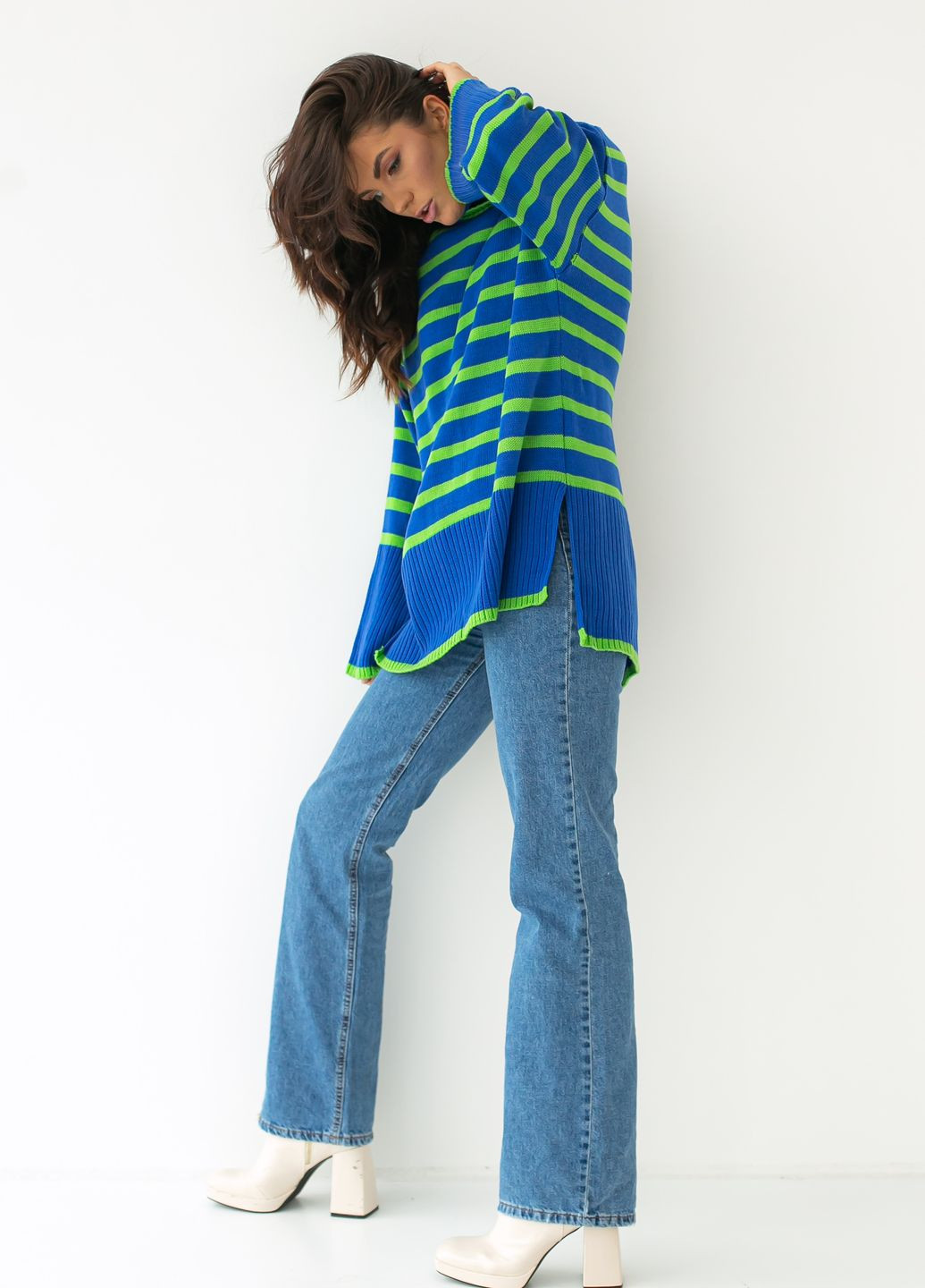 Синій смугастий светр з високим коміром та подовженою спинкою синій колір l Pick-Up