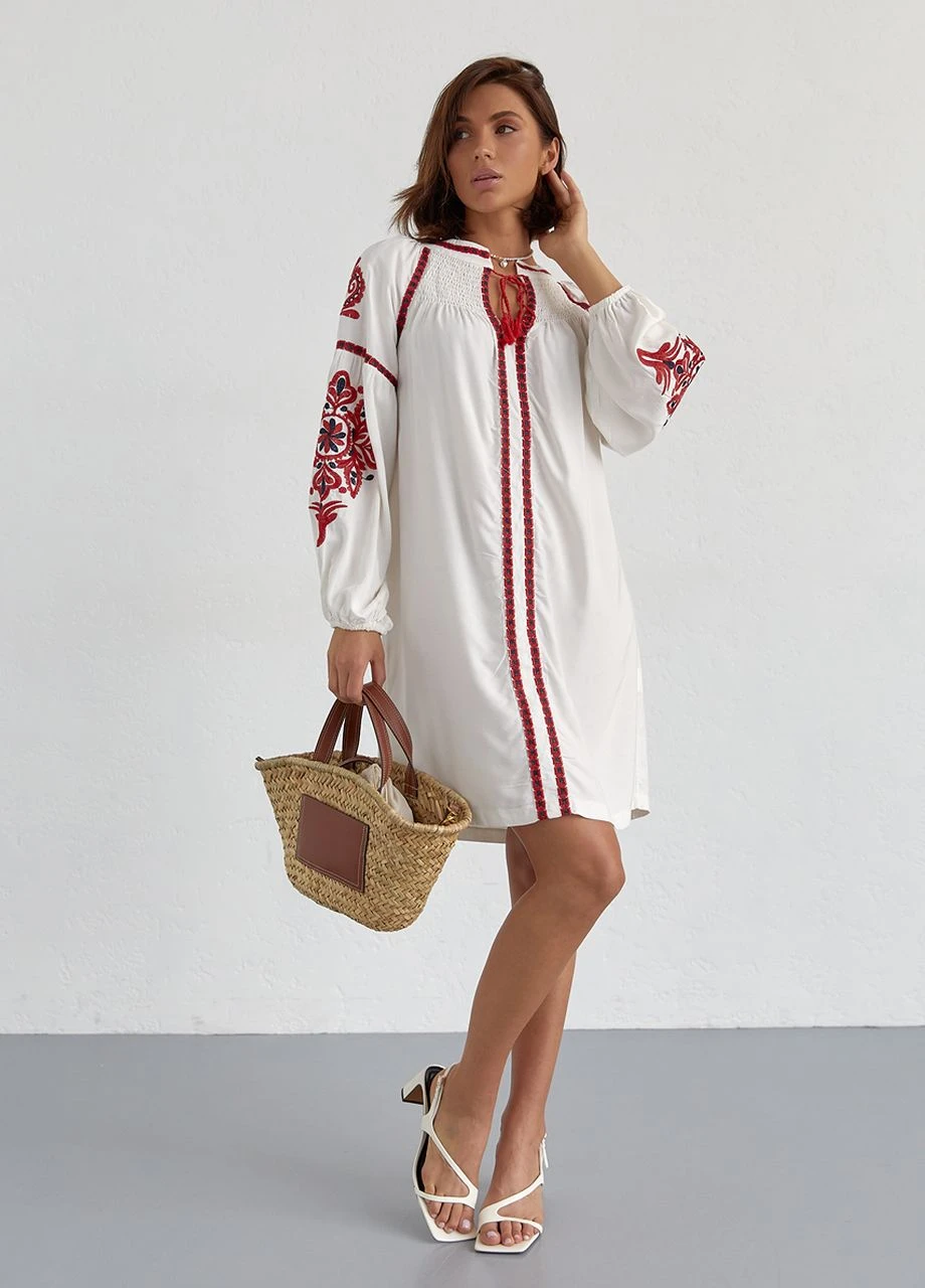 Молочна коротка сукня-вишиванка з візерунками на рукавах Lurex