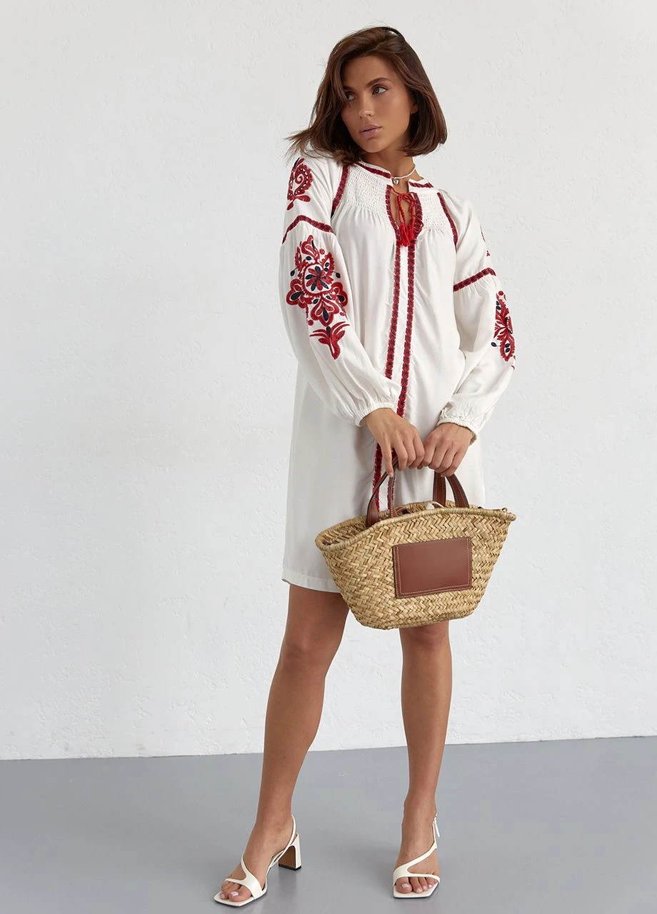 Молочна коротка сукня-вишиванка з візерунками на рукавах Lurex
