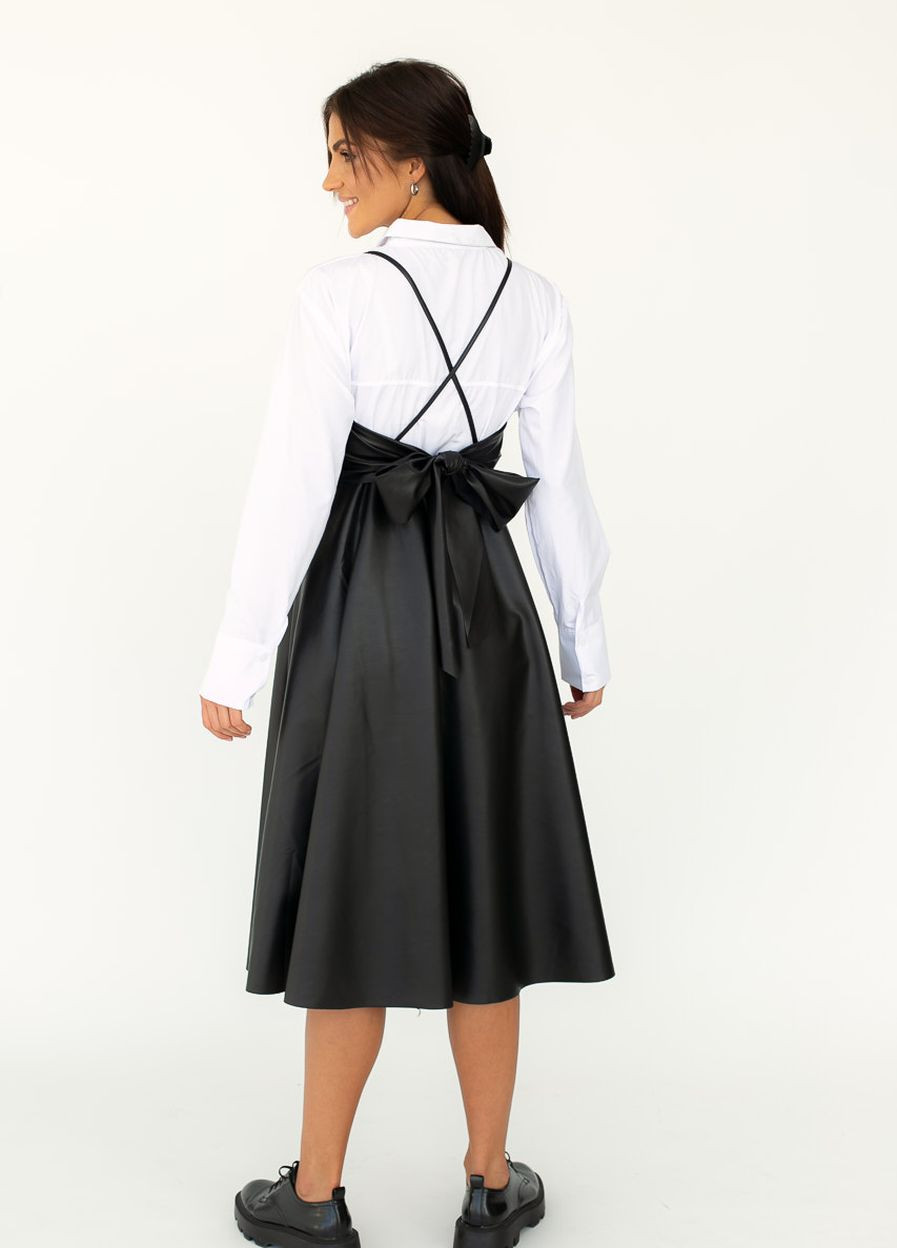 Черное сарафан из кожзама на тонких бретелях с клешной юбкой Fame