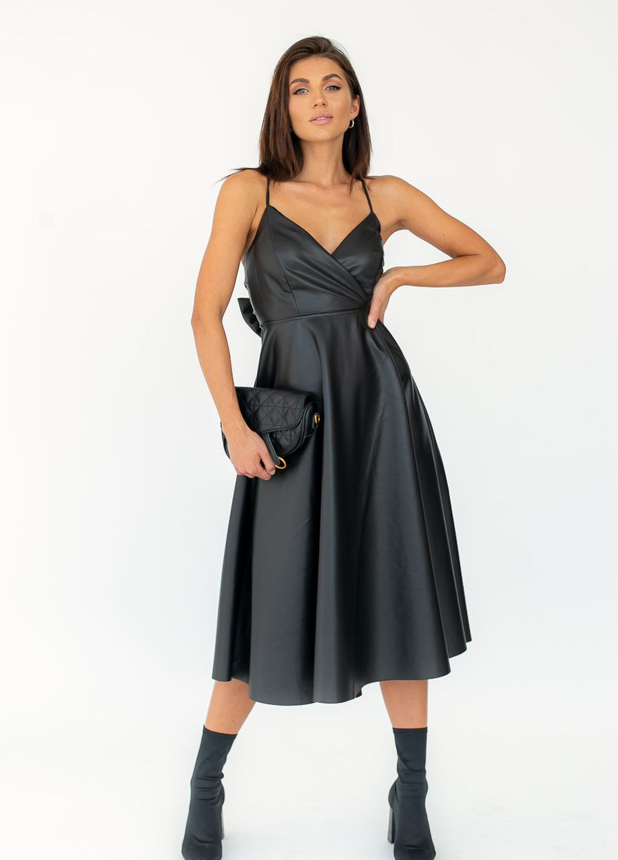 Черное сарафан из кожзама на тонких бретелях с клешной юбкой Fame