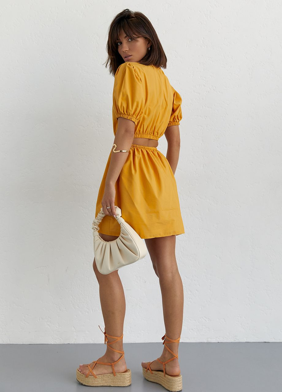 Желтое короткое однотонное платье с вырезом на спине Lurex