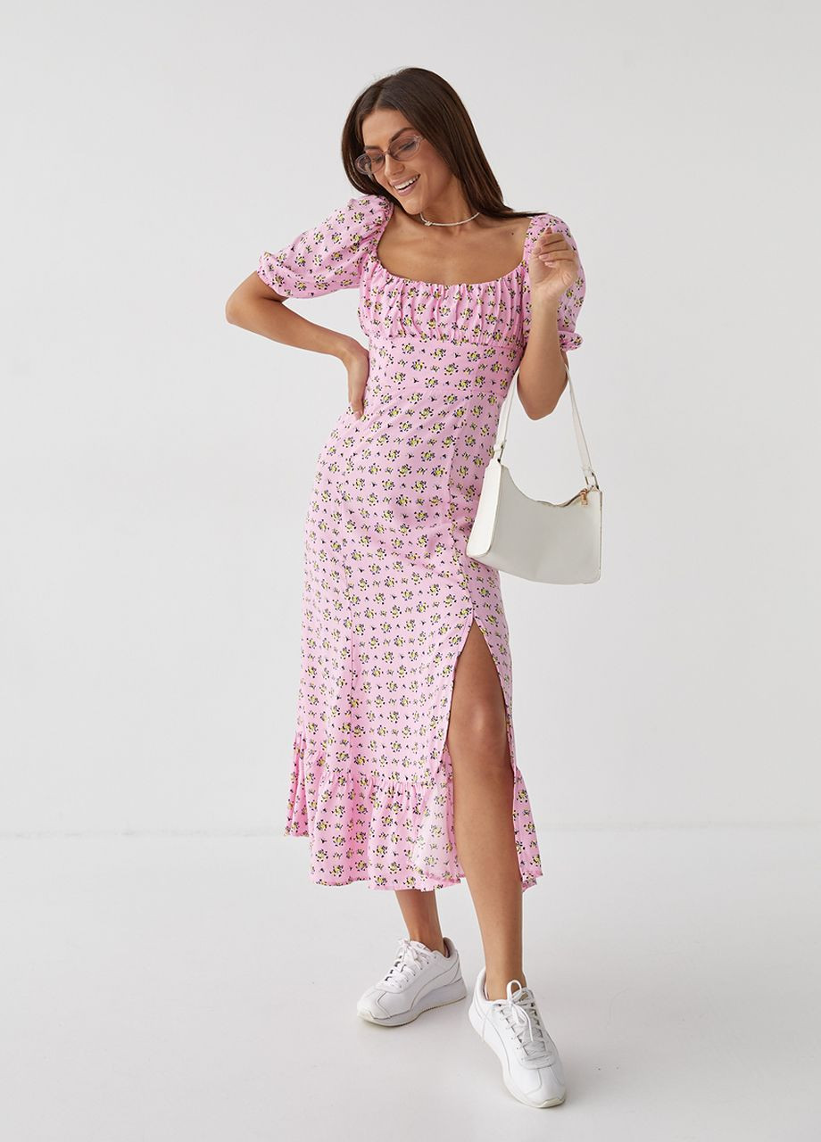 Розовое длинное цветочное платье с оборкой Hot Fashion