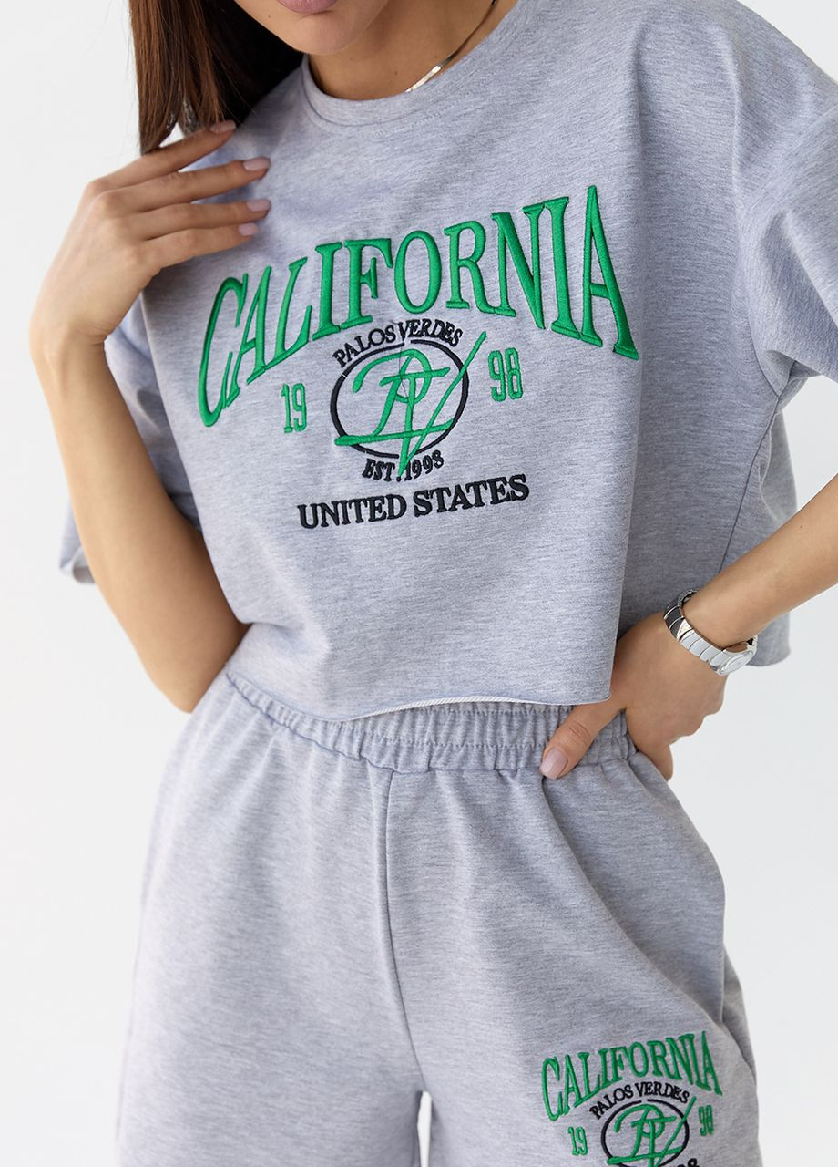 Костюм із шортами та футболкою прикрашений вишивкою California Lurex (260216271)