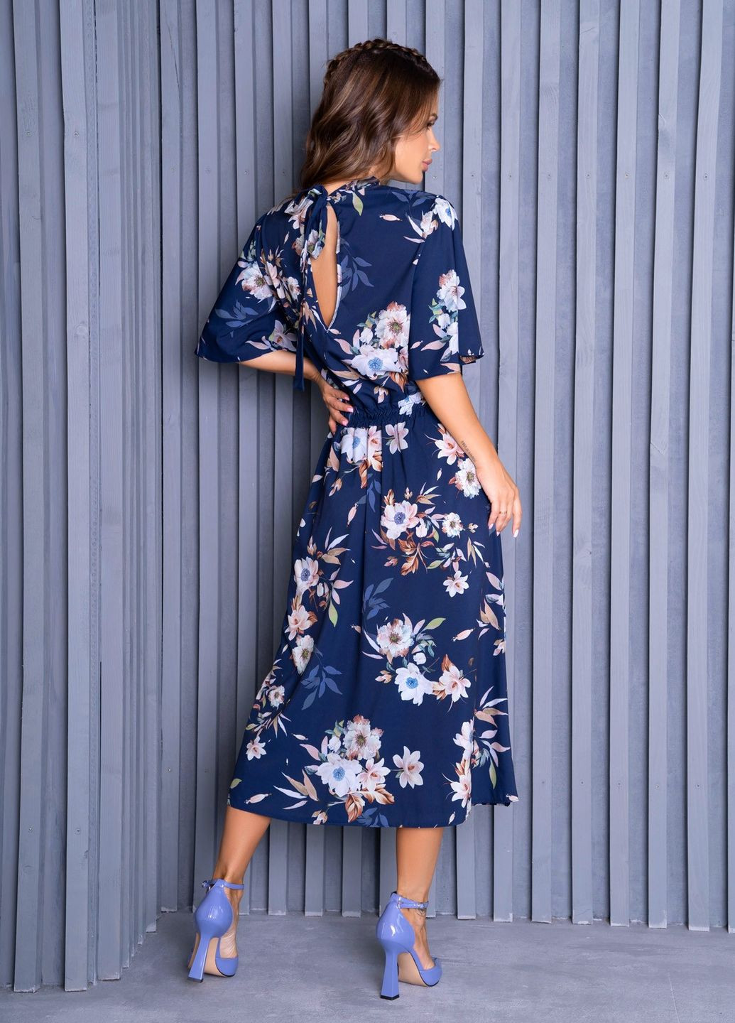 Синее повседневный платье женское с открытой спиной ISSA PLUS с цветочным принтом