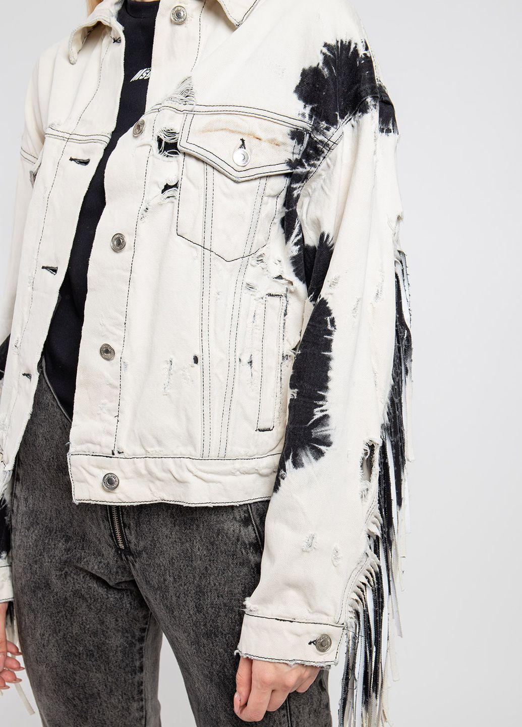 Белая демисезонная белая джинсовая куртка с бахромой MSGM