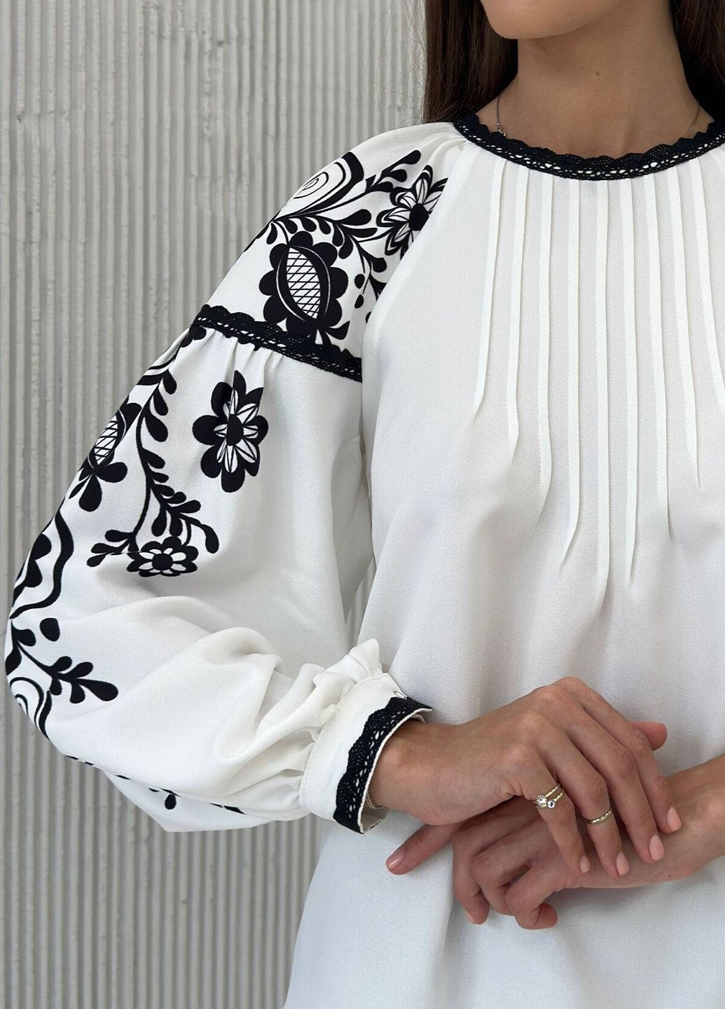 Молочна демісезонна блуза Liton