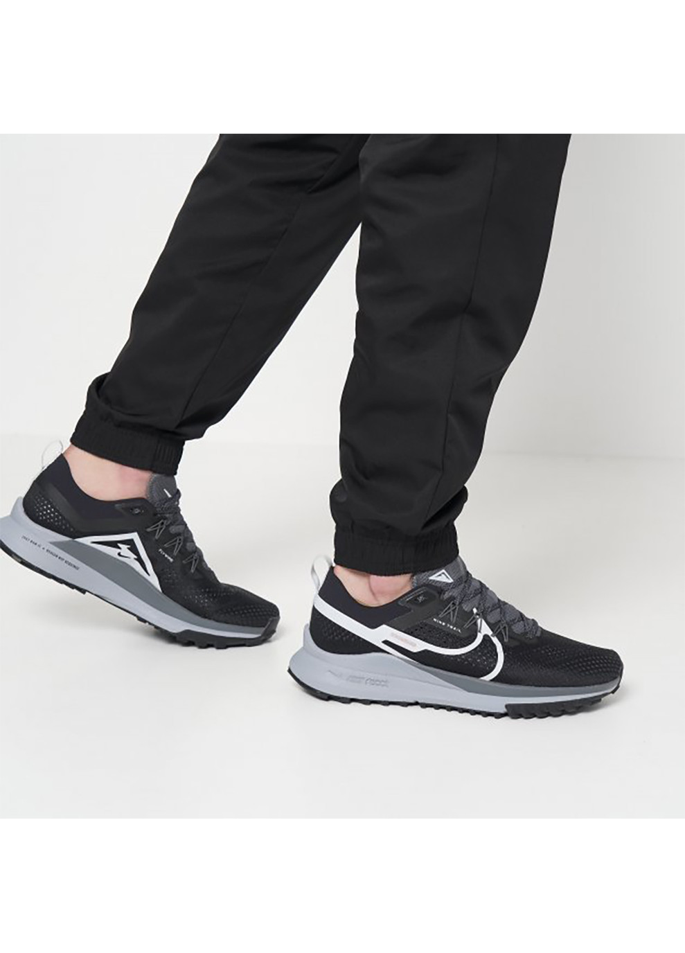 Білі Осінні чоловічі кросівки react pegasus trail 4 чорний Nike