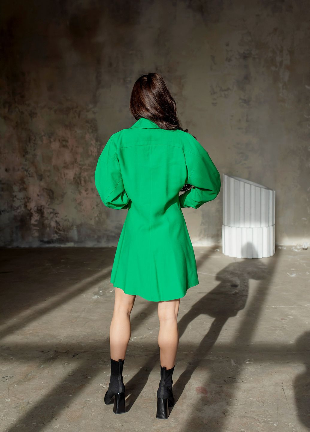 Зеленое сукня на гудзиках зелена костюмна тканина марітель Maritel'