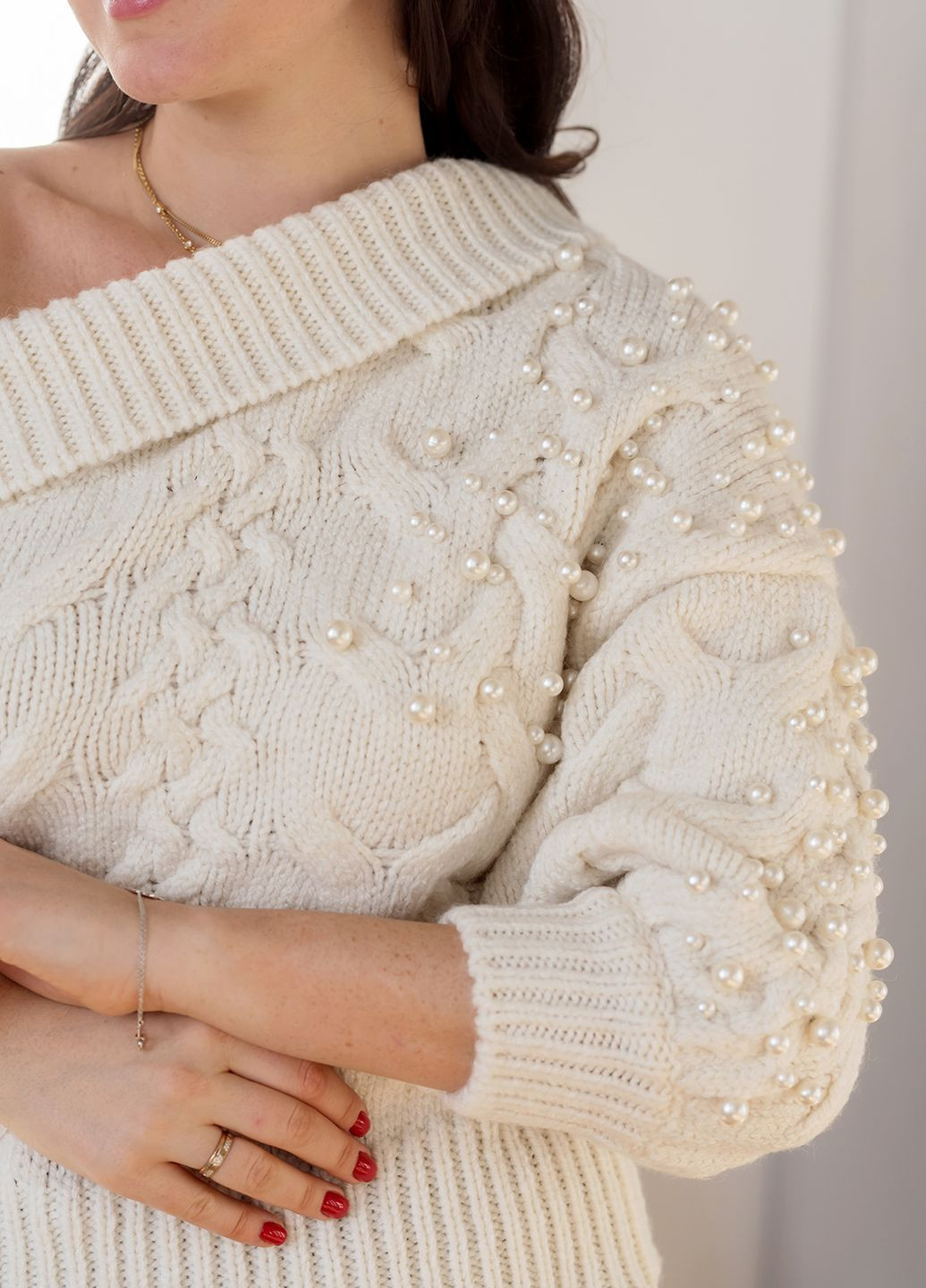 Молочний молочний светр на одне плече з перлинами в'язка марітель Maritel'