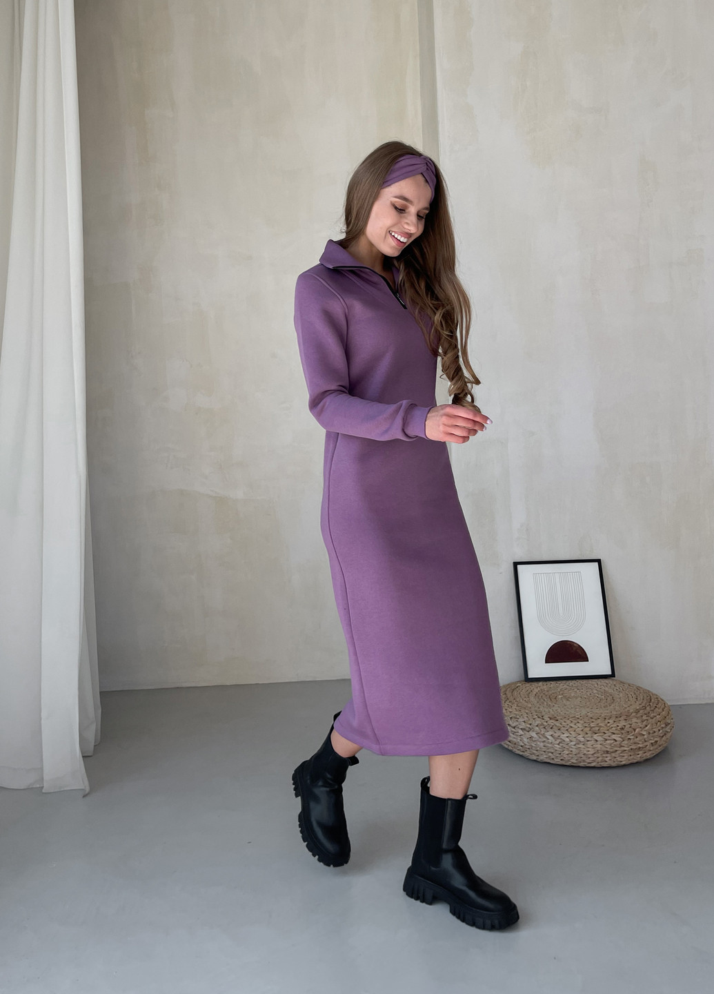Фиолетовое повседневный зимнее теплое платье на флисе ниже колена на молнии фиолетовый 700001045 платье-худи, оверсайз, а-силуэт, платье-водолазка, футляр, клеш, колокол, платье-свитшот, поло, платье-свитер Merlini однотонное