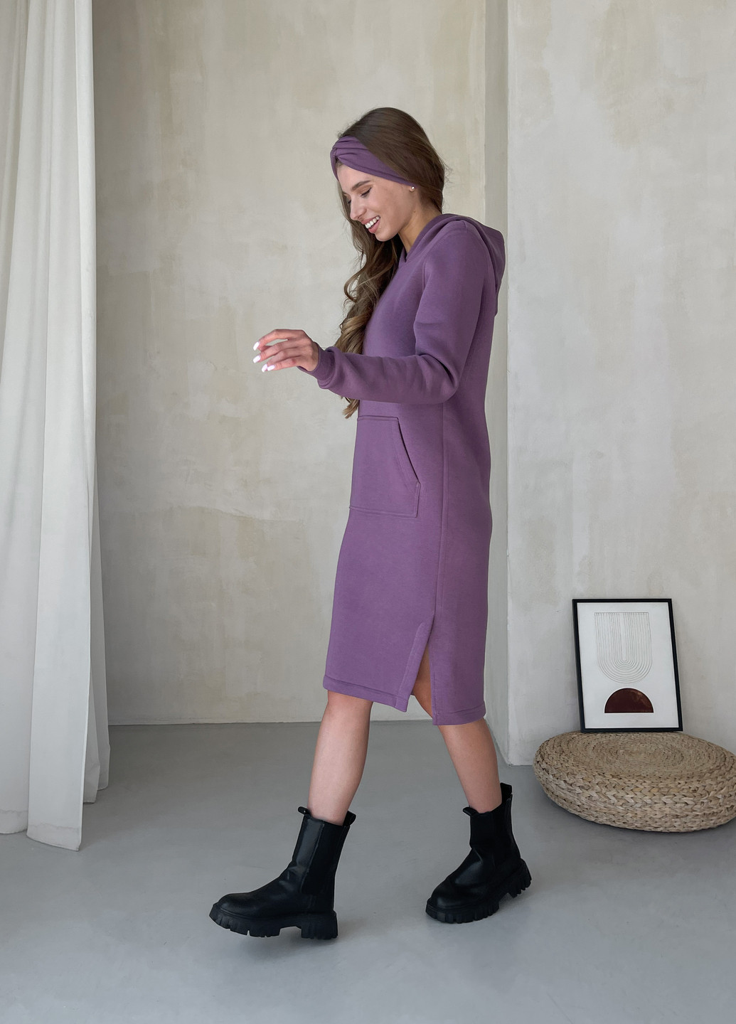 Фіолетова спортивна тепла зимова плаття-худі на флісі нижче коліна фіолетовий 700001005 сукня-худі, оверсайз, а-силует, сукня-водолазка, футляр, кльош, дзвін, сукня-світшот, поло, сукня светр Merlini однотонна