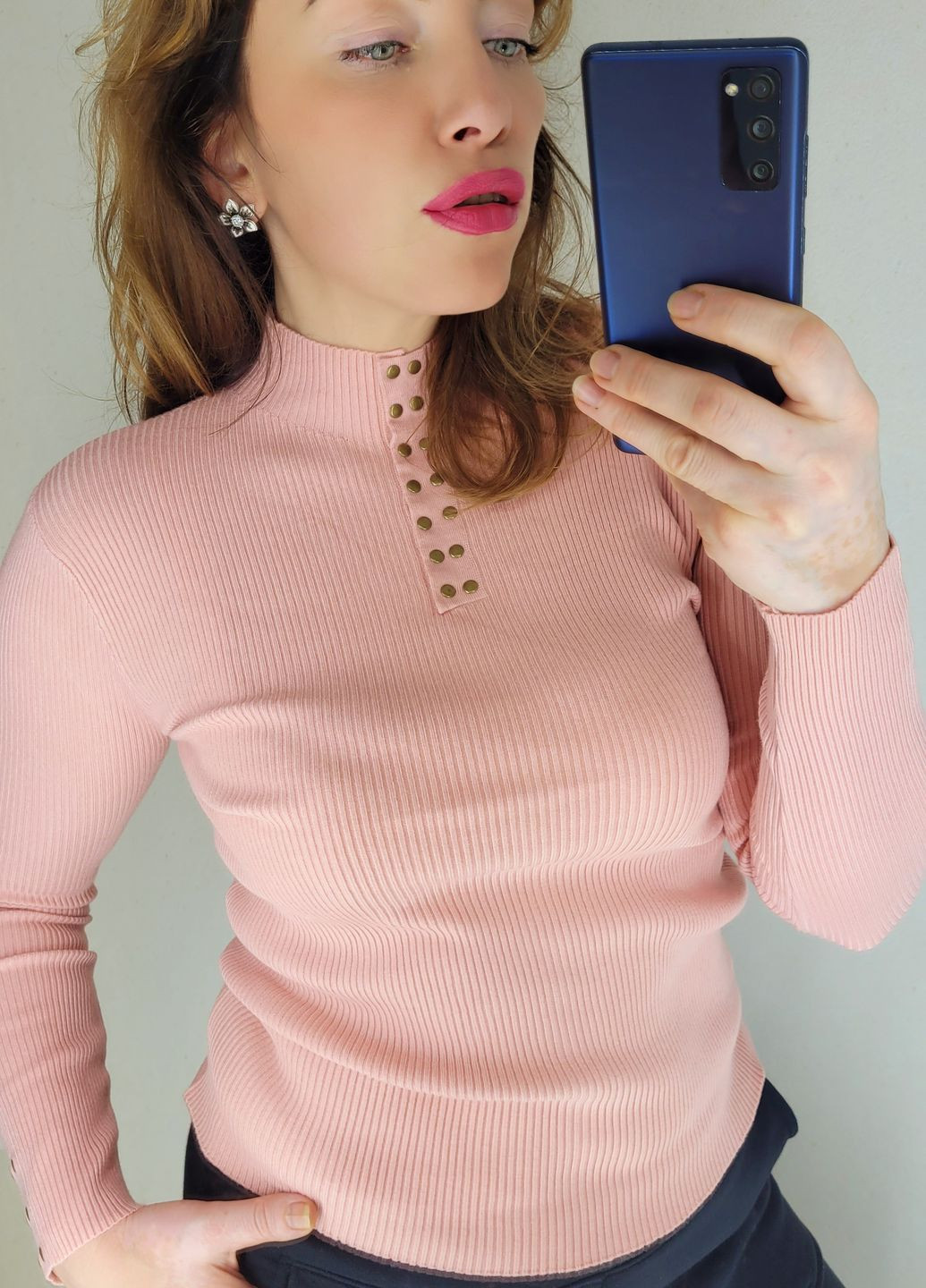 Пудровий гольф рубчик з кнопками на шиї і рукавах пудра You Best