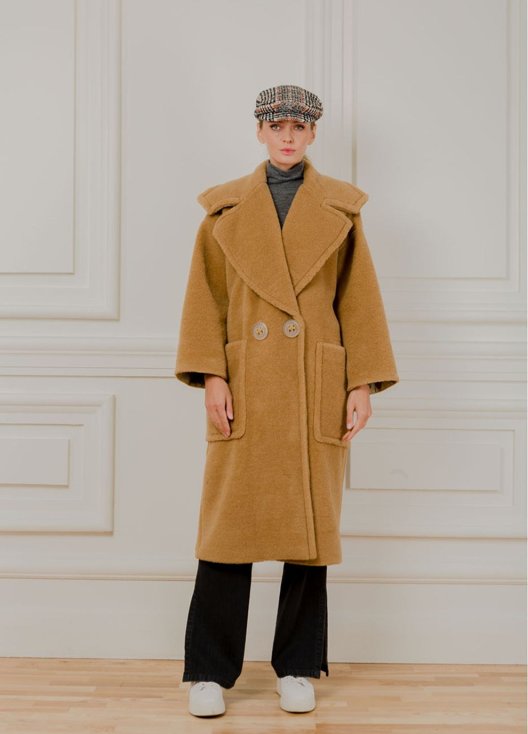 Бежевое демисезонное Меховое пальто с большими накладными карманами Меди двубортное Dolcedonna