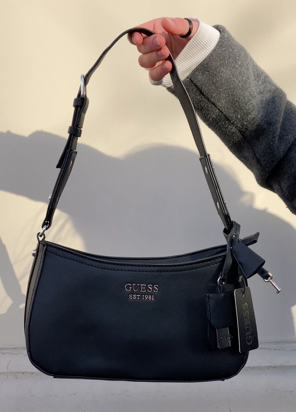 Жіноча сумка багет чорна Guess (276057408)