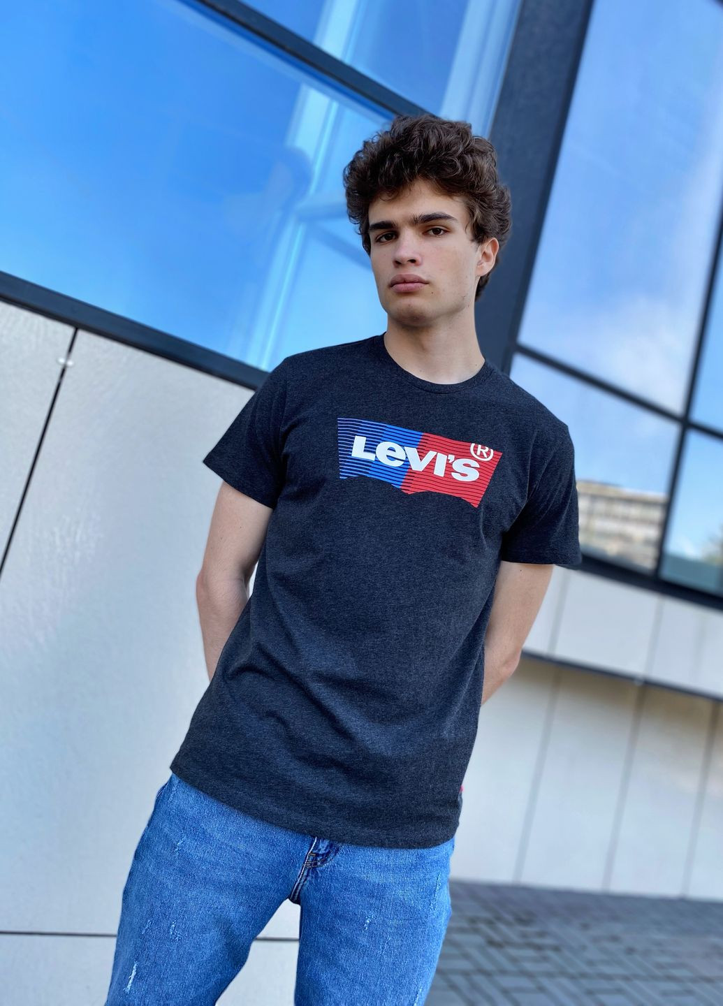Серая футболка Levi's