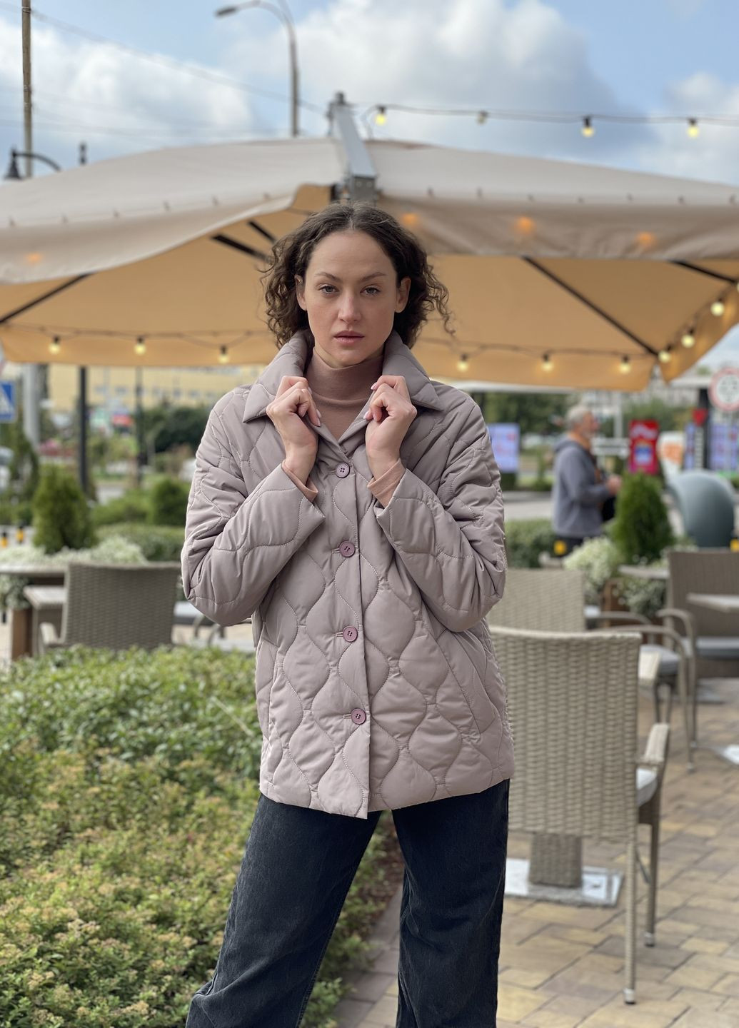 Світло-сіра демісезонна демісезонна стьобана куртка попелясто-бузкова на ґудзиках 4442 Cat Orange