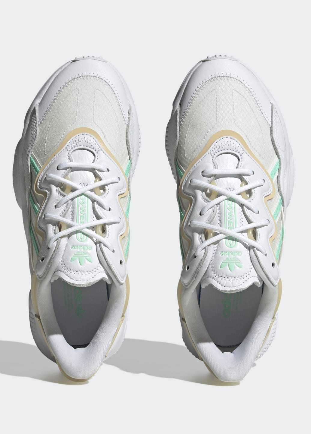 Білі всесезонні кросівки ozweego adidas