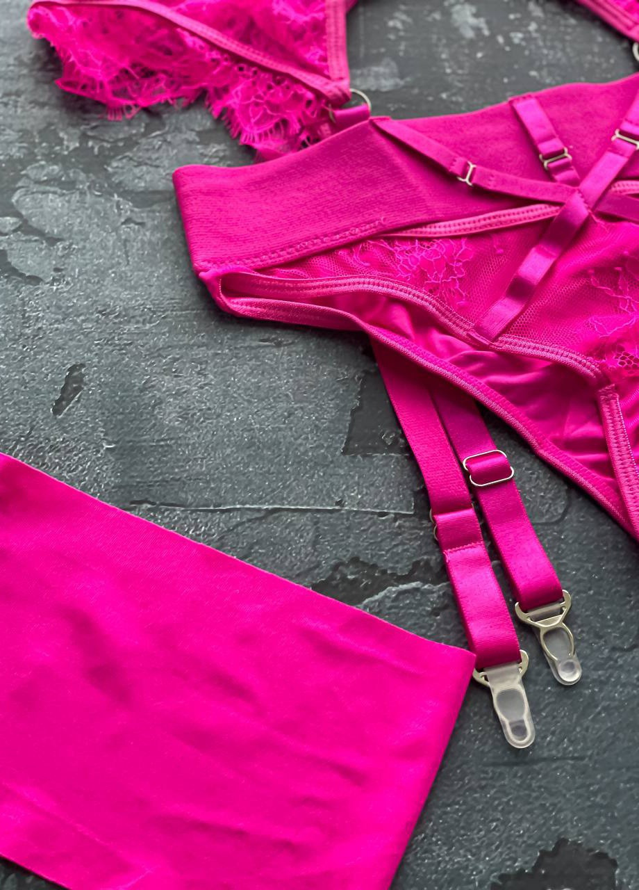 Розовый демисезонный кружевной комплект с поясом и повязками на ногу Vakko