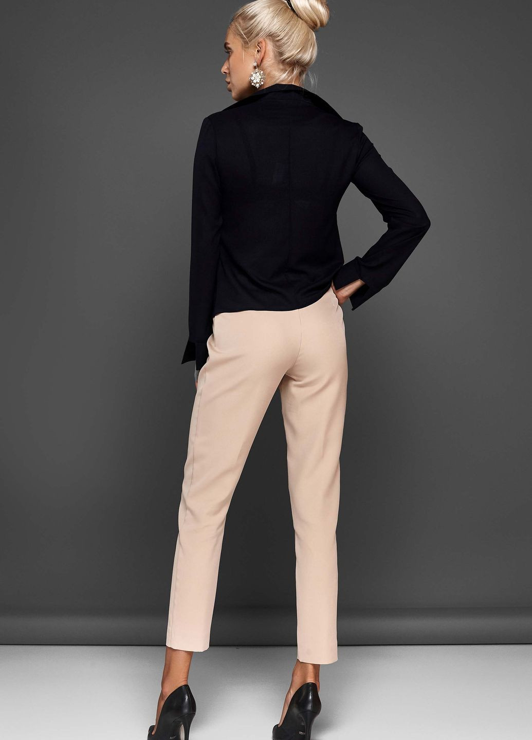 Черная демисезонная классическая блуза с оригинальным разрезом спереди Jadone Fashion
