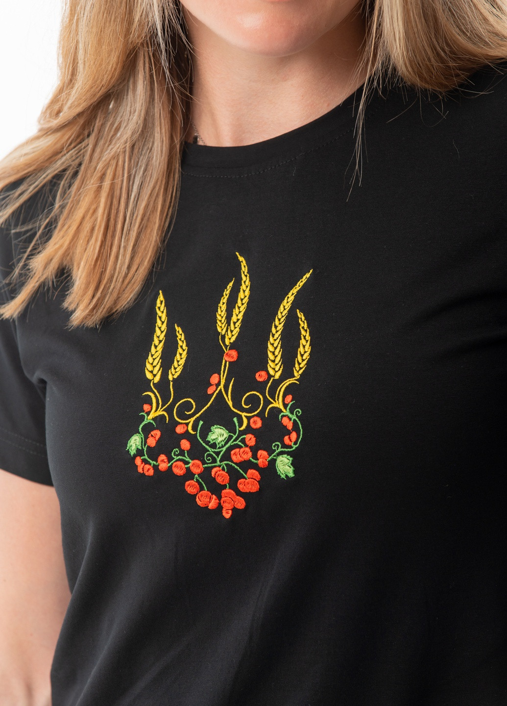 Черная женская футболка с вышивкой "тризуб красная калина" с коротким рукавом VINCA