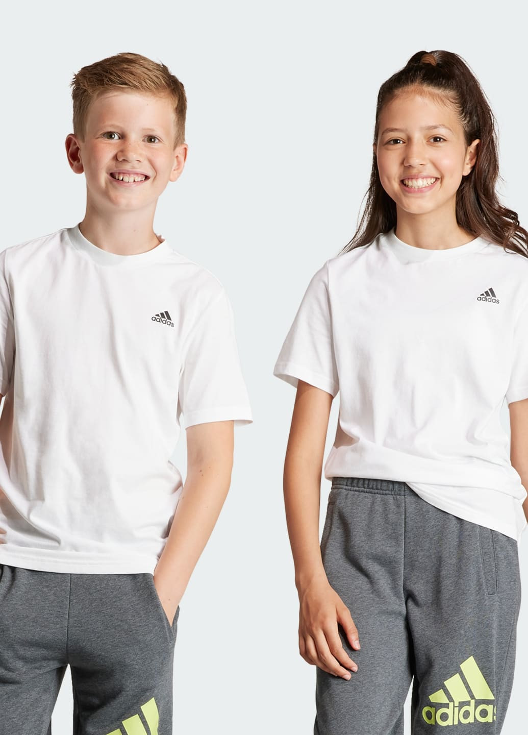 Белая демисезонная футболка essentials small logo cotton adidas