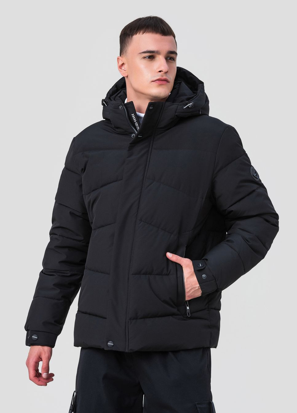Чорна зимня стильна чоловіча куртка модель 23-2227 Black Vinyl