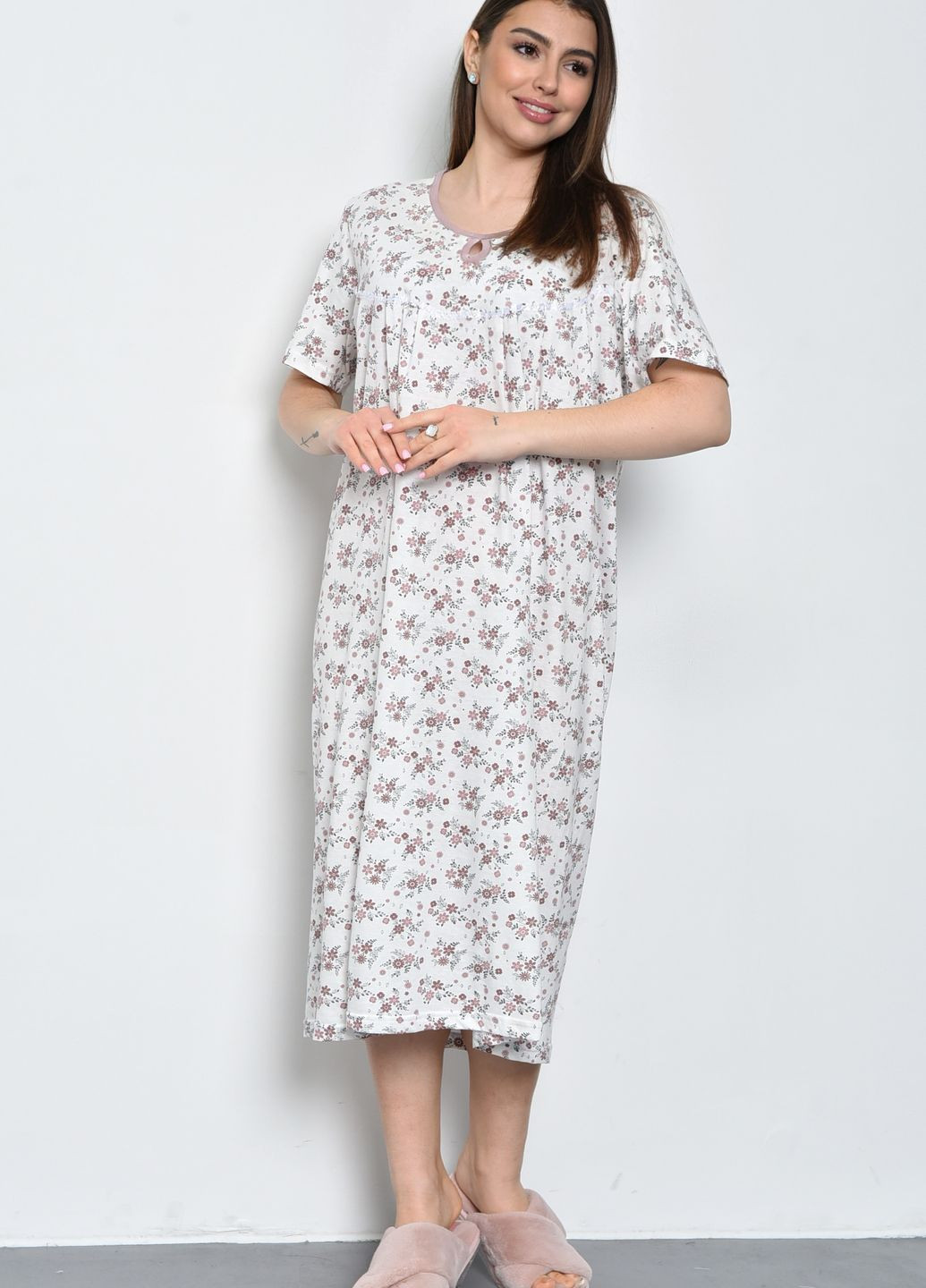 Ночная рубашка женская полубатальная белого цвета с цветочным принтом Let's Shop (271958456)