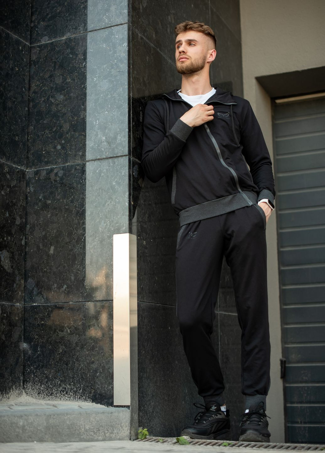 Чоловічий спортивний костюм з косим замком демісезонний чорний з сірими вставками Personal Style 2023 (260479108)