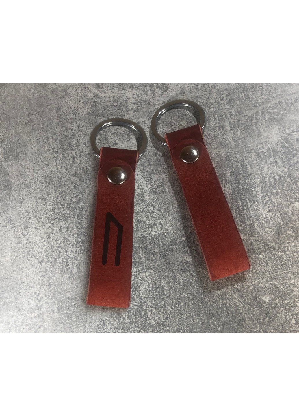 Брелок "петля" зі шкіри з Руною Старшого Футарка «Уруз» ЗаСвіт (266425170)