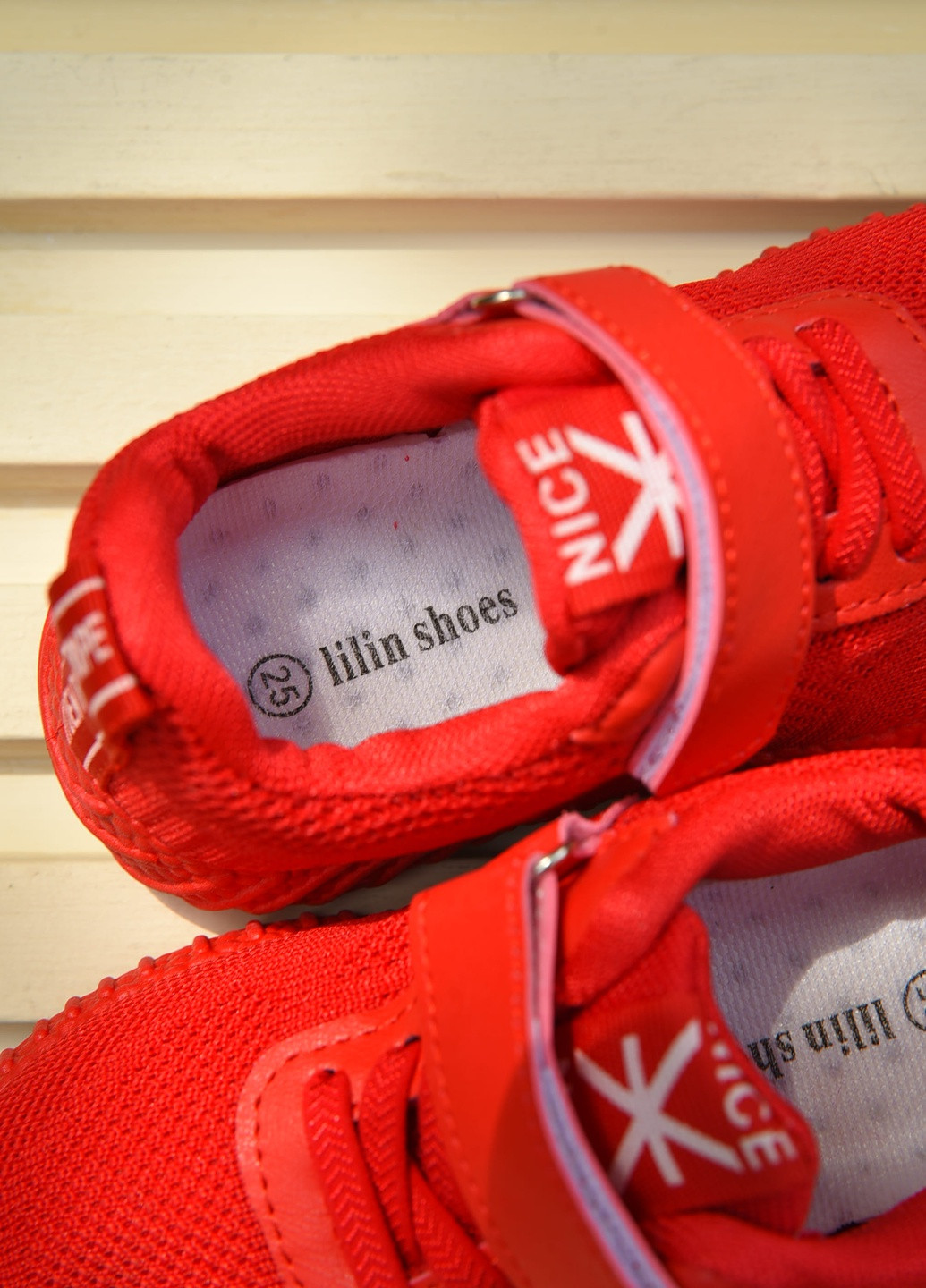 Червоні осінні кросівки дитячі для дівчинки червоного кольору Let's Shop